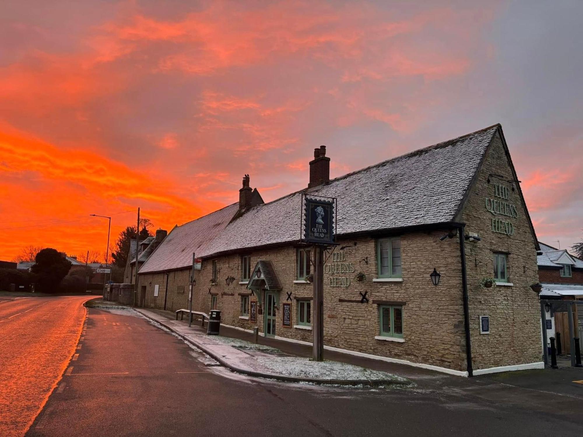 The Queens Head Inn Milton Ernest Exterior photo